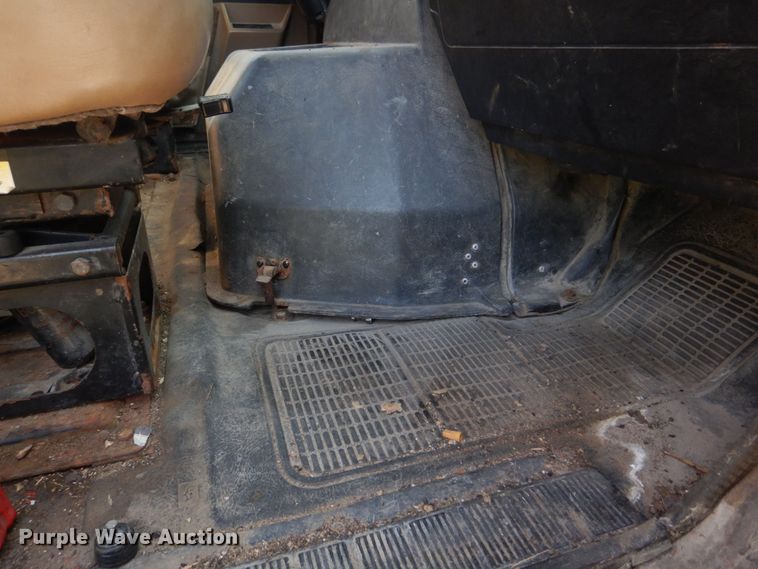 image for item KD9054 1993 International 8100  semi truck