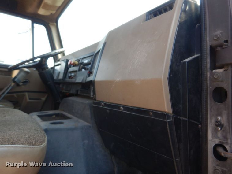 image for item KD9054 1993 International 8100  semi truck