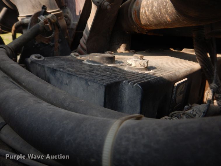 image for item KD9054 1993 International 8100  semi truck