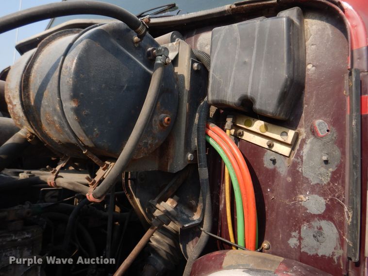 image for item KD9054 1993 International 8100  semi truck