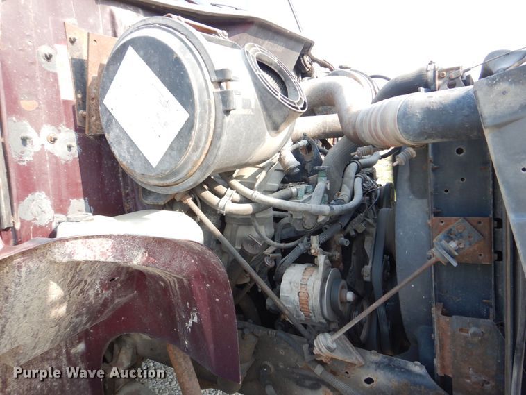 image for item KD9054 1993 International 8100  semi truck