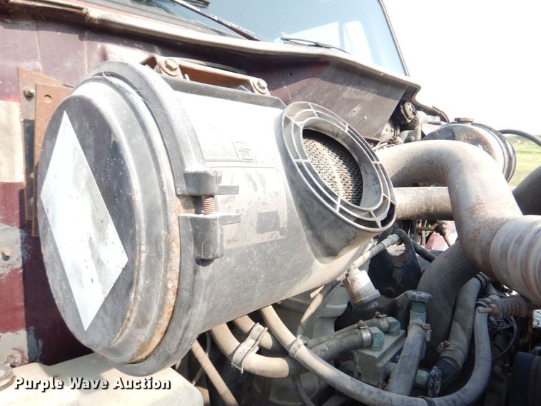 image for item KD9054 1993 International 8100  semi truck