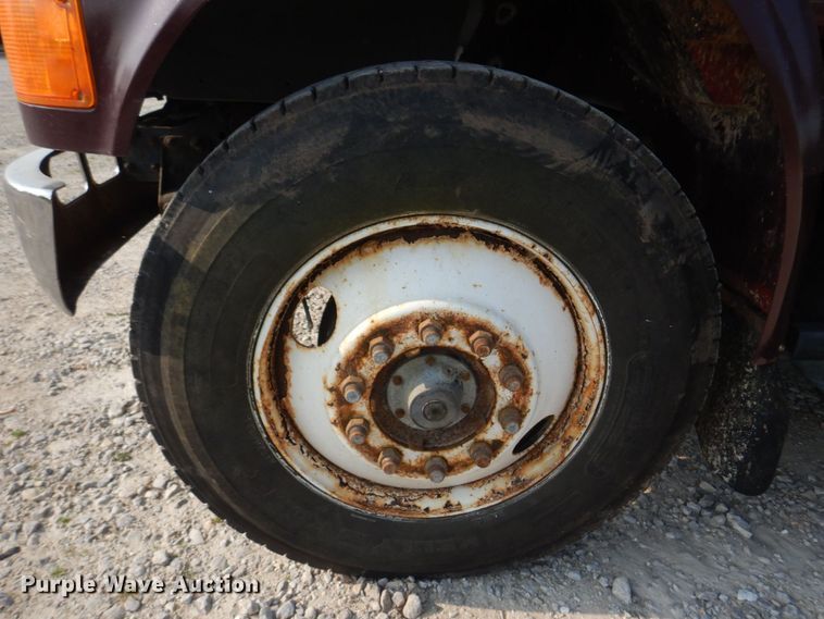 image for item KD9054 1993 International 8100  semi truck