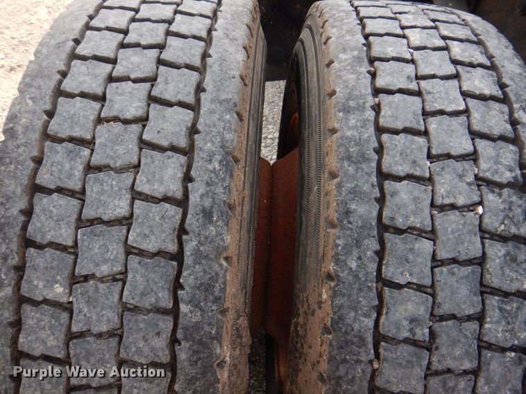 image for item KD9054 1993 International 8100  semi truck