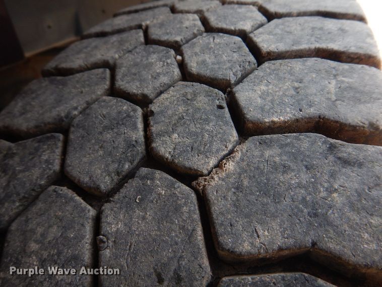 image for item KD9054 1993 International 8100  semi truck