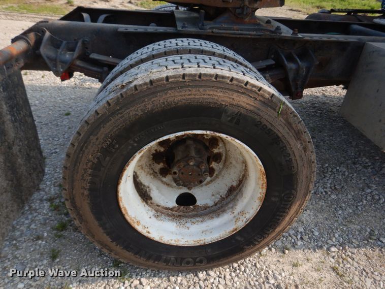 image for item KD9054 1993 International 8100  semi truck