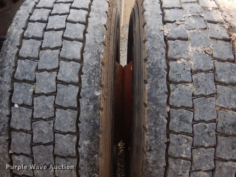 image for item KD9054 1993 International 8100  semi truck