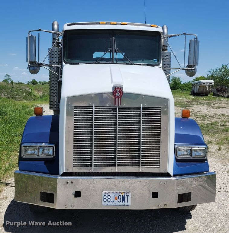 image for item KF9002 2003 Kenworth T800  semi truck