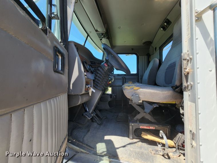 image for item KF9002 2003 Kenworth T800  semi truck