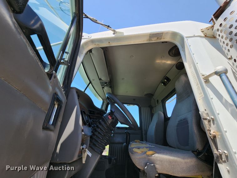 image for item KF9002 2003 Kenworth T800  semi truck