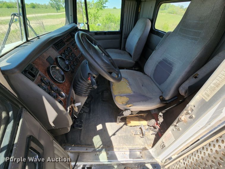 image for item KF9002 2003 Kenworth T800  semi truck