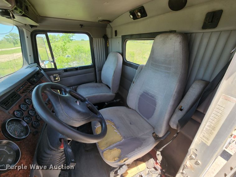 image for item KF9002 2003 Kenworth T800  semi truck