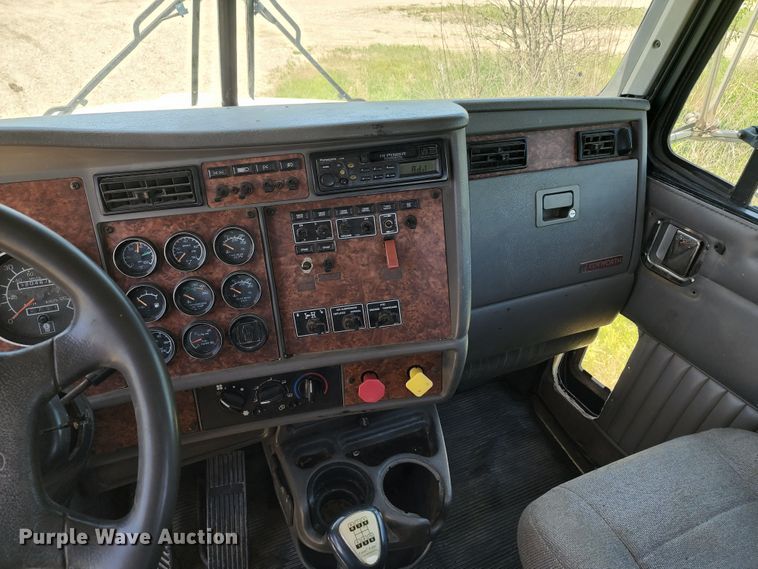 image for item KF9002 2003 Kenworth T800  semi truck