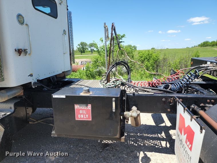 image for item KF9002 2003 Kenworth T800  semi truck