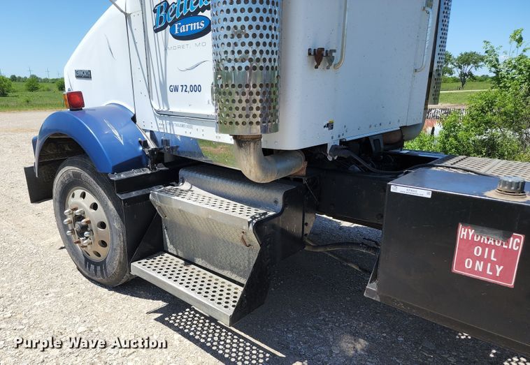 image for item KF9002 2003 Kenworth T800  semi truck