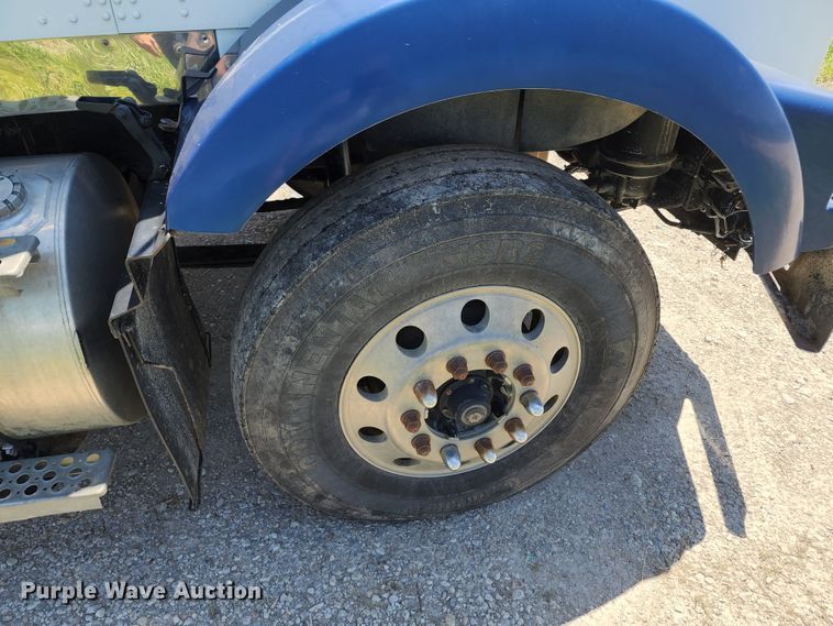 image for item KF9002 2003 Kenworth T800  semi truck