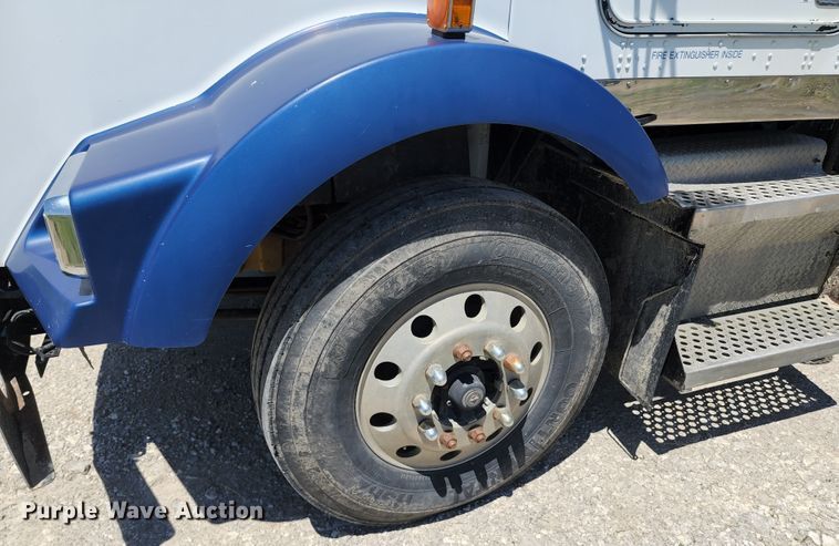 image for item KF9002 2003 Kenworth T800  semi truck