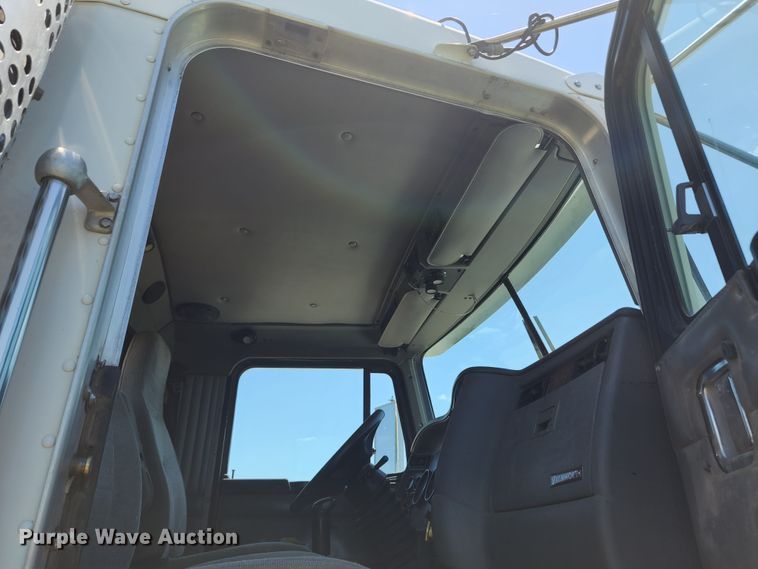 image for item KF9002 2003 Kenworth T800  semi truck