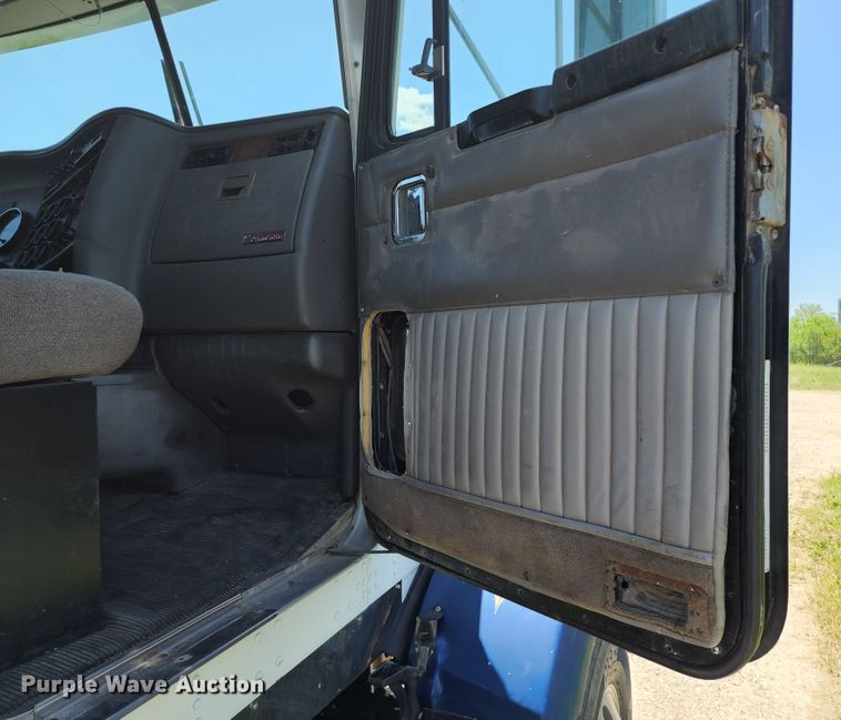 image for item KF9002 2003 Kenworth T800  semi truck