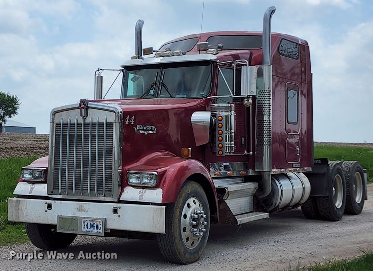 image for item KF9051 2003 Kenworth W900  semi truck