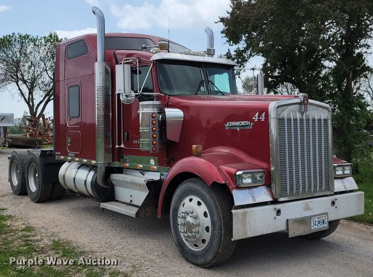 image for item KF9051 2003 Kenworth W900  semi truck