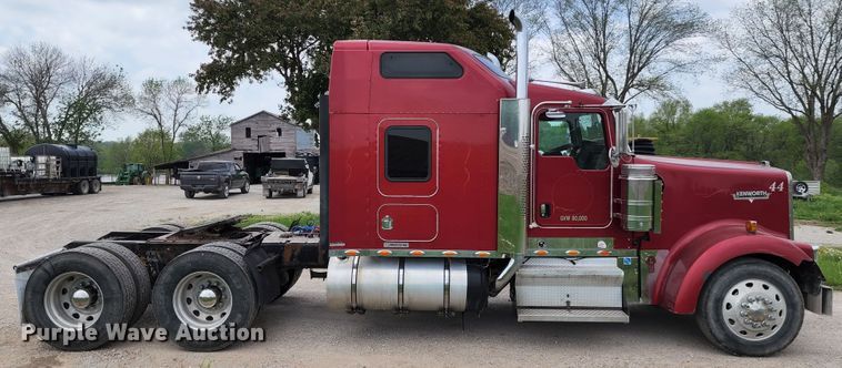 image for item KF9051 2003 Kenworth W900  semi truck