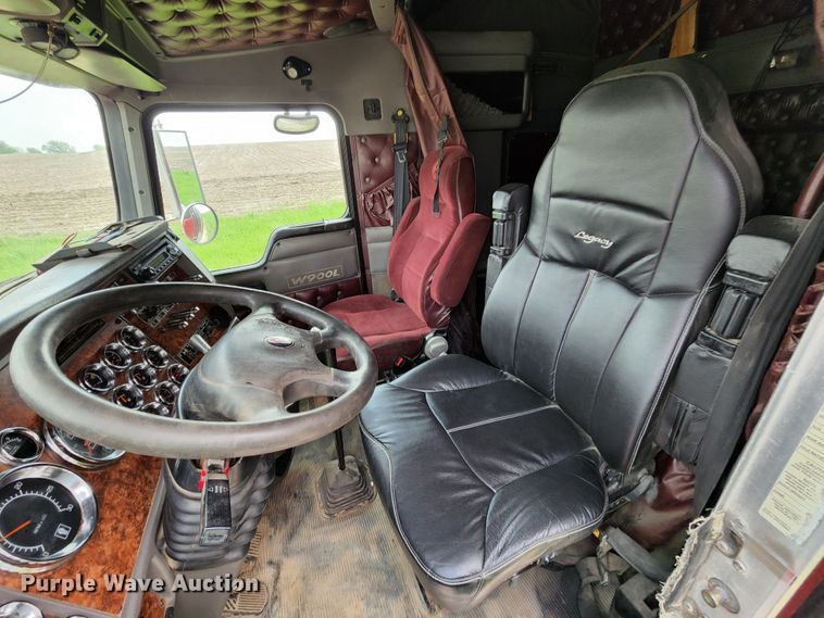 image for item KF9051 2003 Kenworth W900  semi truck