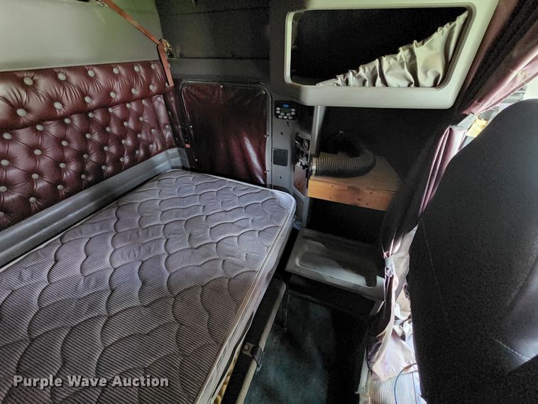 image for item KF9051 2003 Kenworth W900  semi truck