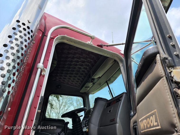 image for item KF9051 2003 Kenworth W900  semi truck