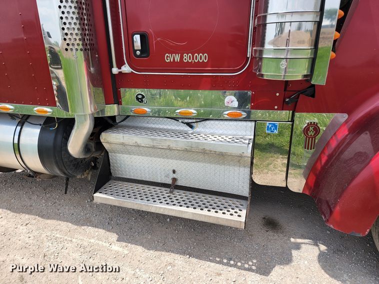 image for item KF9051 2003 Kenworth W900  semi truck