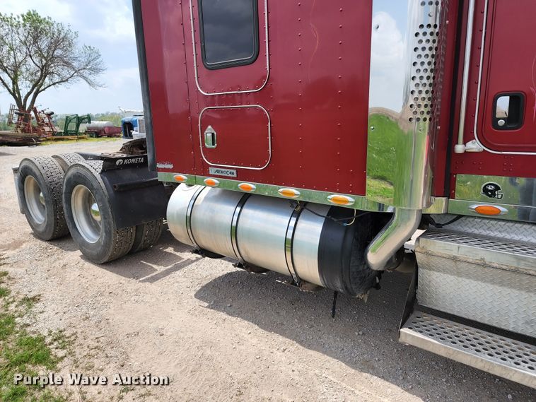 image for item KF9051 2003 Kenworth W900  semi truck