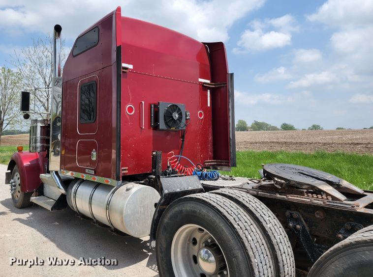 image for item KF9051 2003 Kenworth W900  semi truck