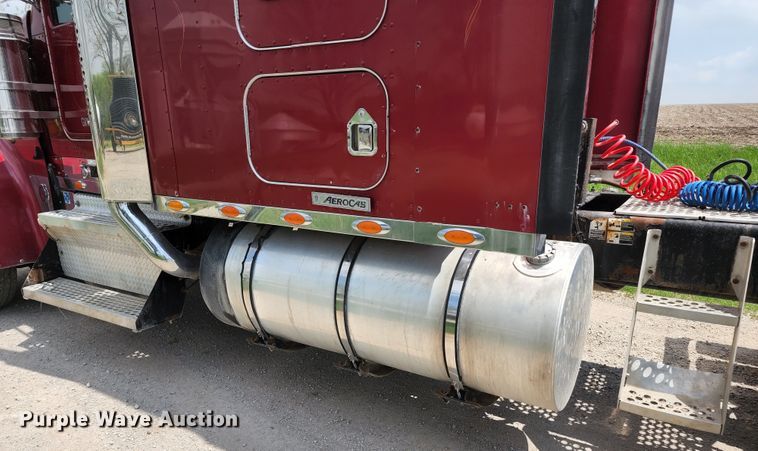 image for item KF9051 2003 Kenworth W900  semi truck