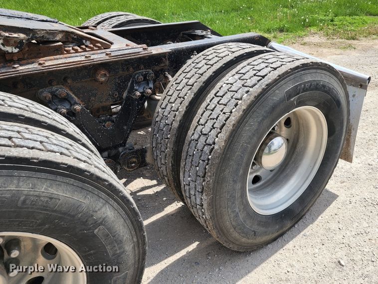 image for item KF9051 2003 Kenworth W900  semi truck