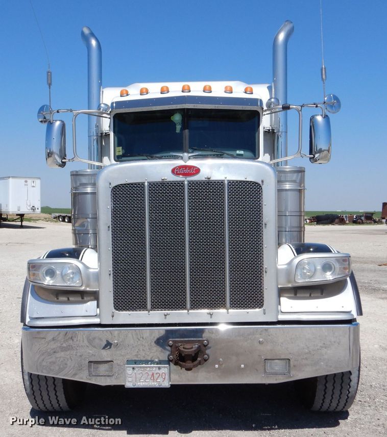 image for item LS9156 2013 Peterbilt 388  semi truck