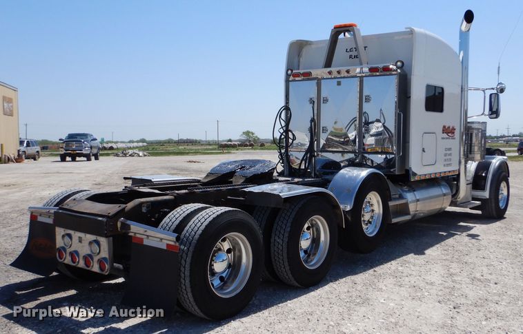 image for item LS9156 2013 Peterbilt 388  semi truck