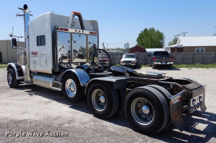 image for item LS9156 2013 Peterbilt 388  semi truck