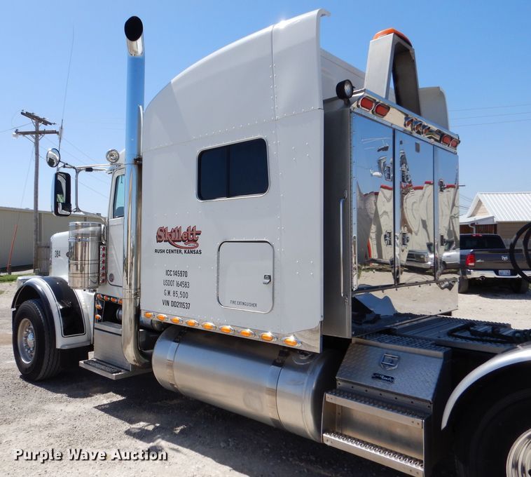 image for item LS9156 2013 Peterbilt 388  semi truck