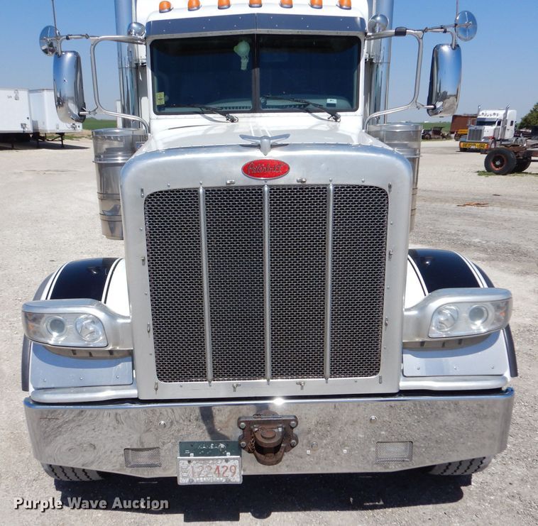 image for item LS9156 2013 Peterbilt 388  semi truck