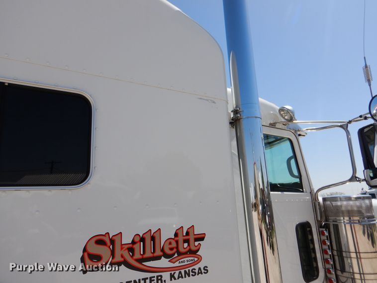 image for item LS9156 2013 Peterbilt 388  semi truck