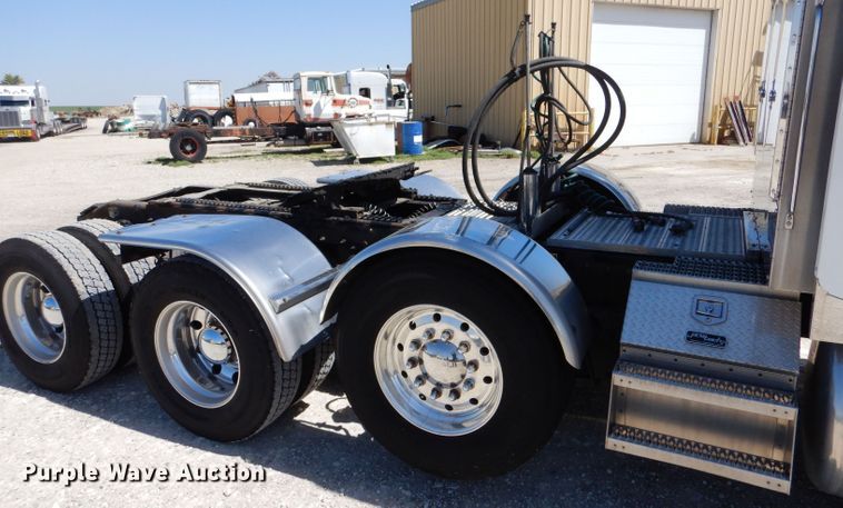 image for item LS9156 2013 Peterbilt 388  semi truck