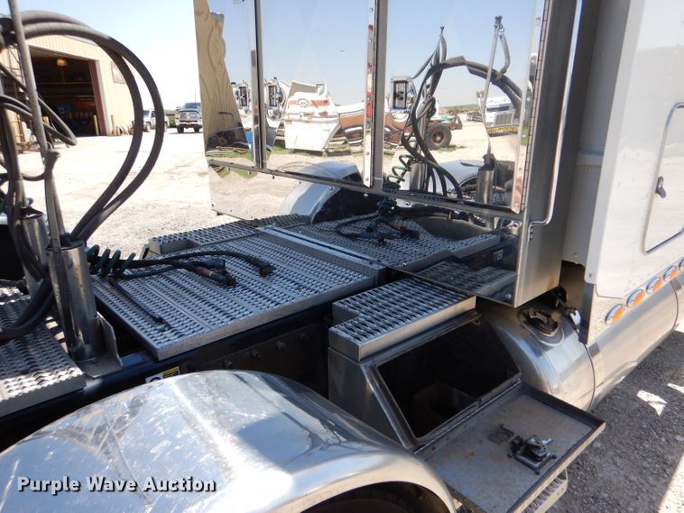 image for item LS9156 2013 Peterbilt 388  semi truck