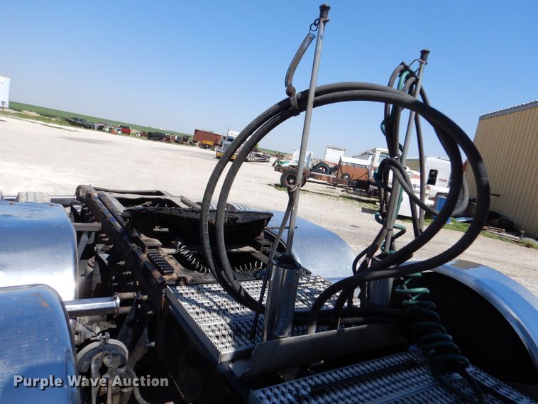 image for item LS9156 2013 Peterbilt 388  semi truck