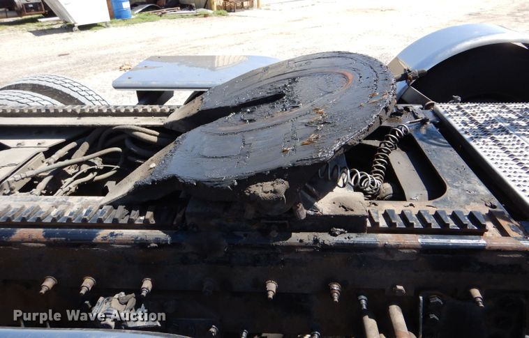 image for item LS9156 2013 Peterbilt 388  semi truck