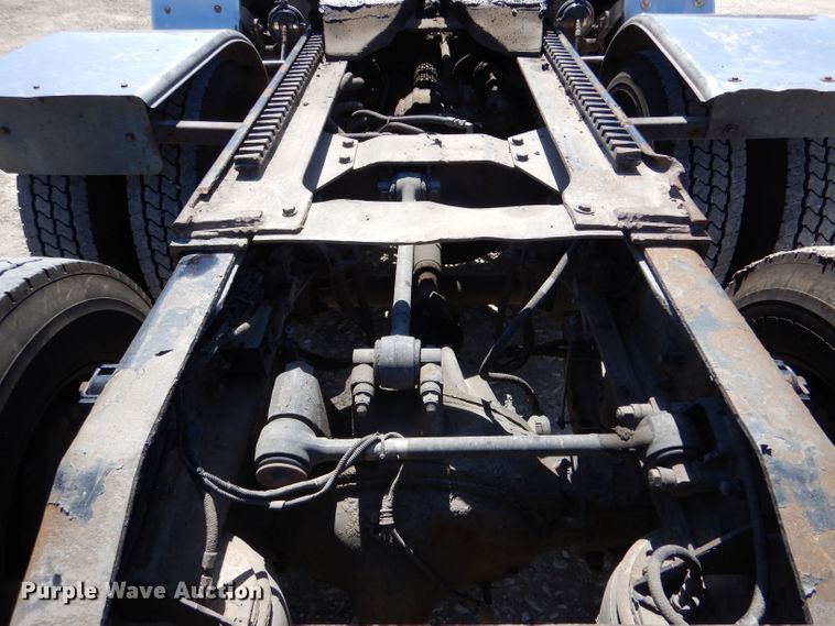 image for item LS9156 2013 Peterbilt 388  semi truck