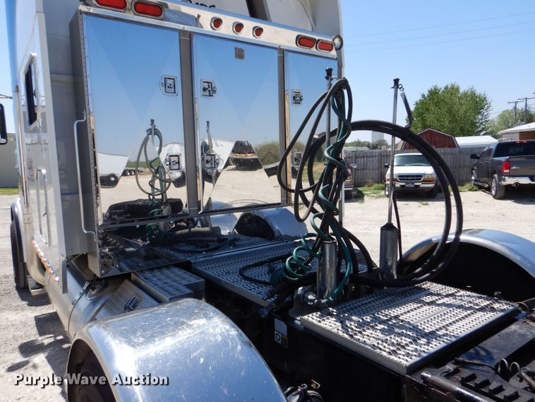 image for item LS9156 2013 Peterbilt 388  semi truck