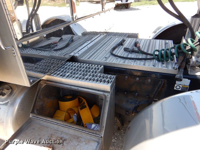 image for item LS9156 2013 Peterbilt 388  semi truck