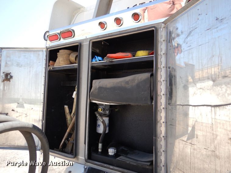 image for item LS9156 2013 Peterbilt 388  semi truck