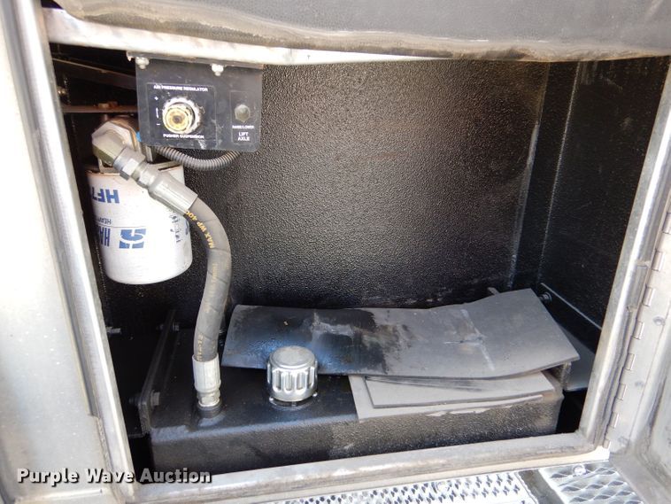 image for item LS9156 2013 Peterbilt 388  semi truck