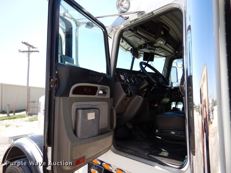 image for item LS9156 2013 Peterbilt 388  semi truck